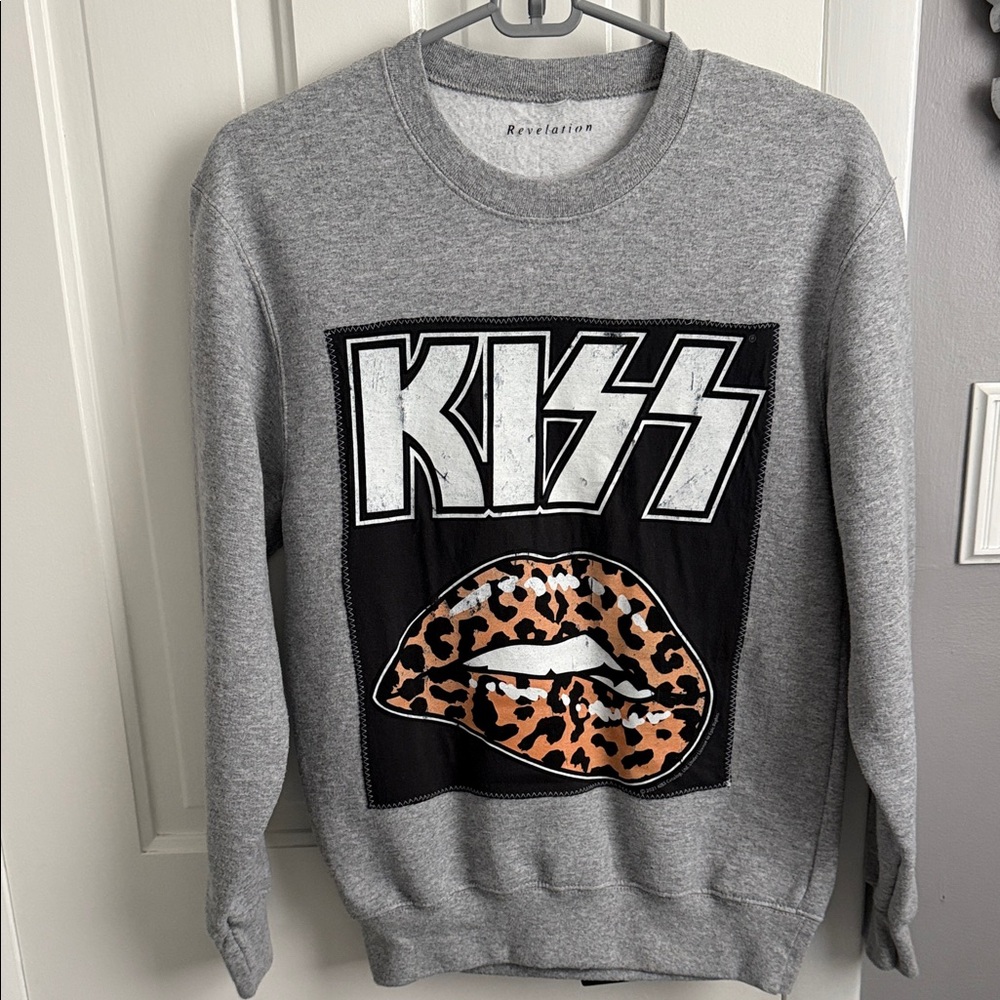 Gray KISS Graphic Sweatshirt